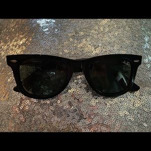 Rayban Black Wayfarer Sunnies